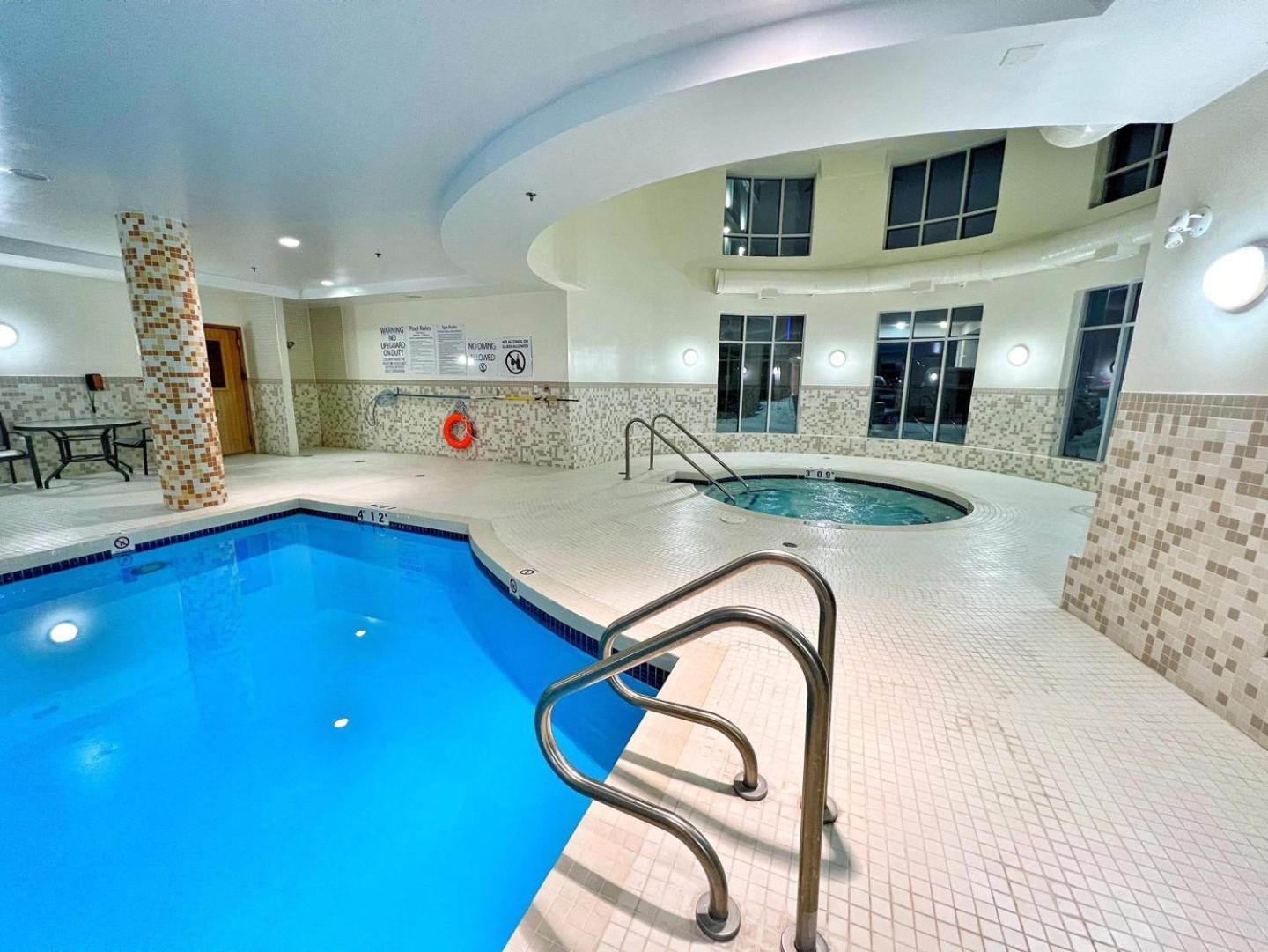 Chateau Inn & Suites Bonnyville Екстериор снимка